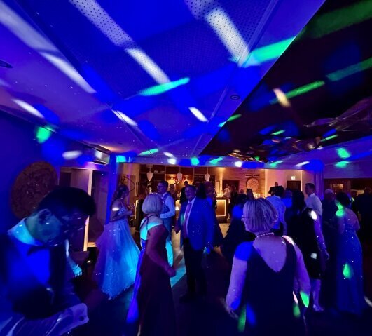 Party mit DJ Looper Party mit DJ Looper